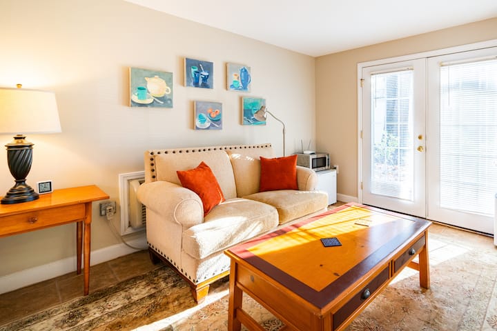 Guest cottage close to downtown Carrboro