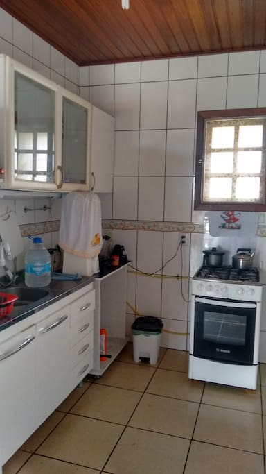 Cozinha completa, fogão, duplex, taças, pratos...
