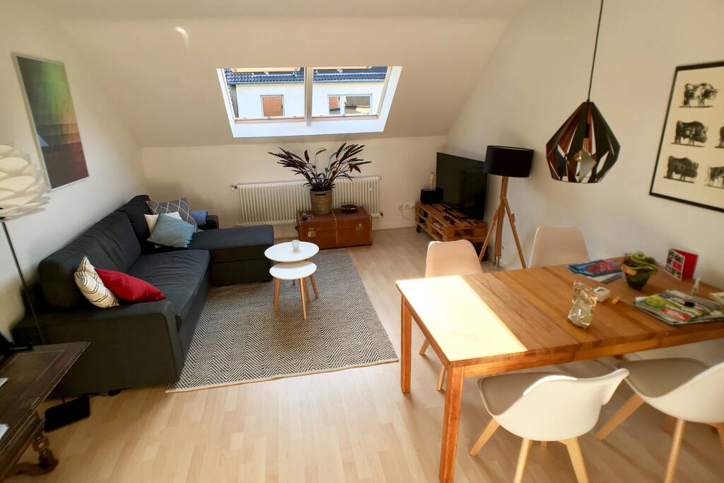 Wohnzimmer mit Schlafsofa / Living room with sofa bed