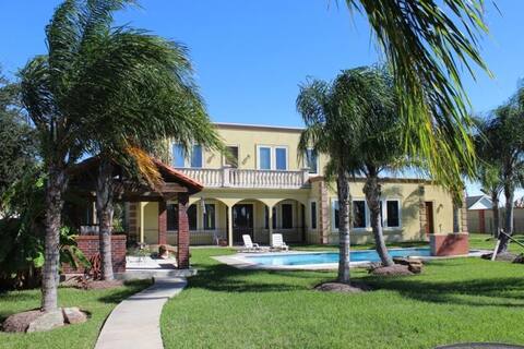 Oct-Nov 3 for 2 Special! Luxury Villa by Kemah, TX