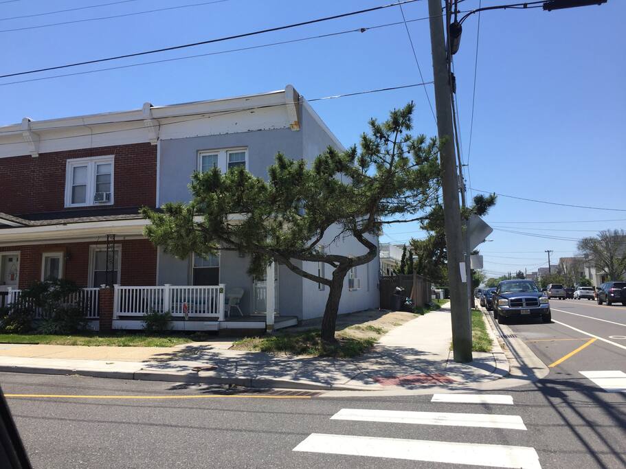 Frankie's by the Bay- a great restaurant is right across the street! Playground, fishing dock, and several other restaurants in short walking distance. Located on the corner of Bay and 11th-no meters or time limits for parking.