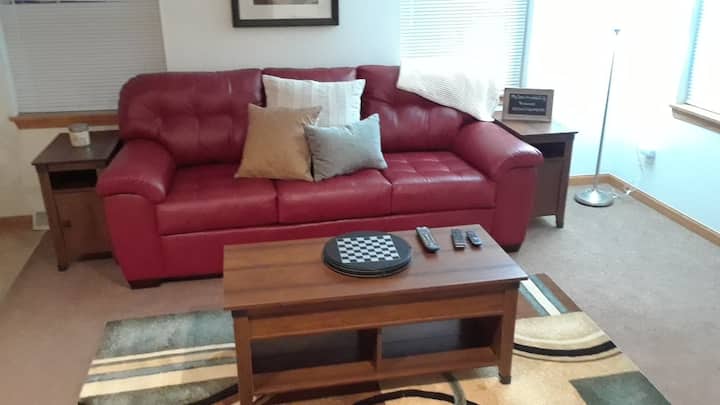  Nuevo sofá cama Simmons con nuevo café y mesas auxiliares. La mesa de centro se levanta para su computadora portátil. ¡Muy genial!