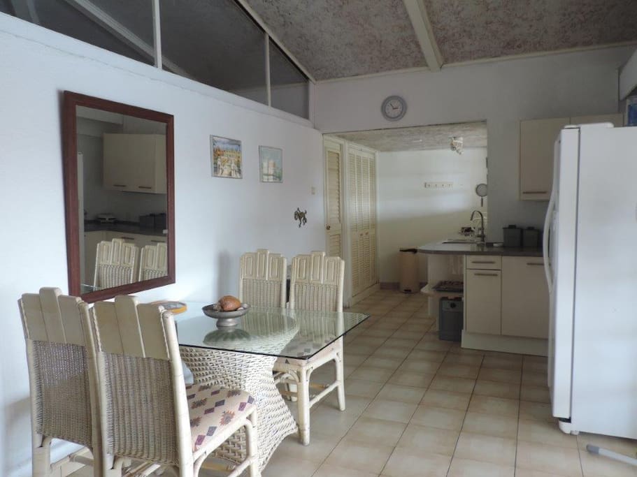 De woonkamer met de keuken. Rechts zijn de toegangsdeuren naar de porch