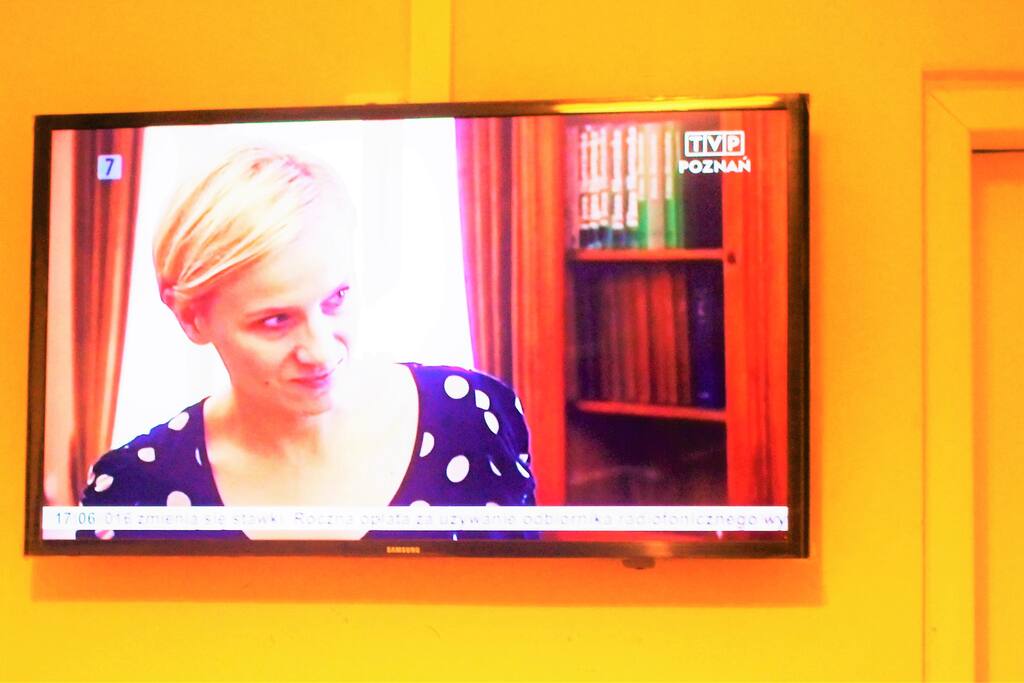 Flat screen smart TV with cable and WIFI.