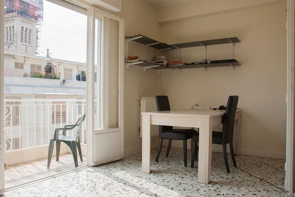 bureau dans salon/chambre