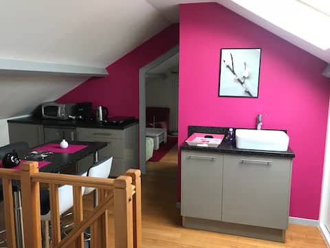 Air-conditioned accommodation and free breakfast. Pat