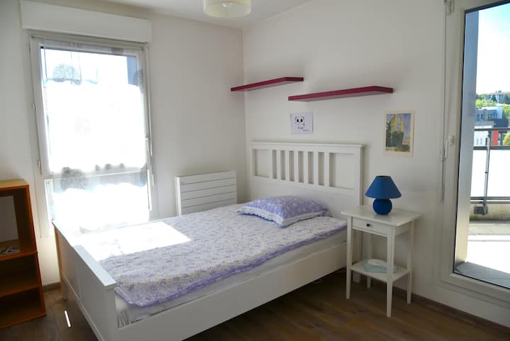 Dormitorio 2 con cama de 140x200, gran armario empotrado y acceso a la gran terraza