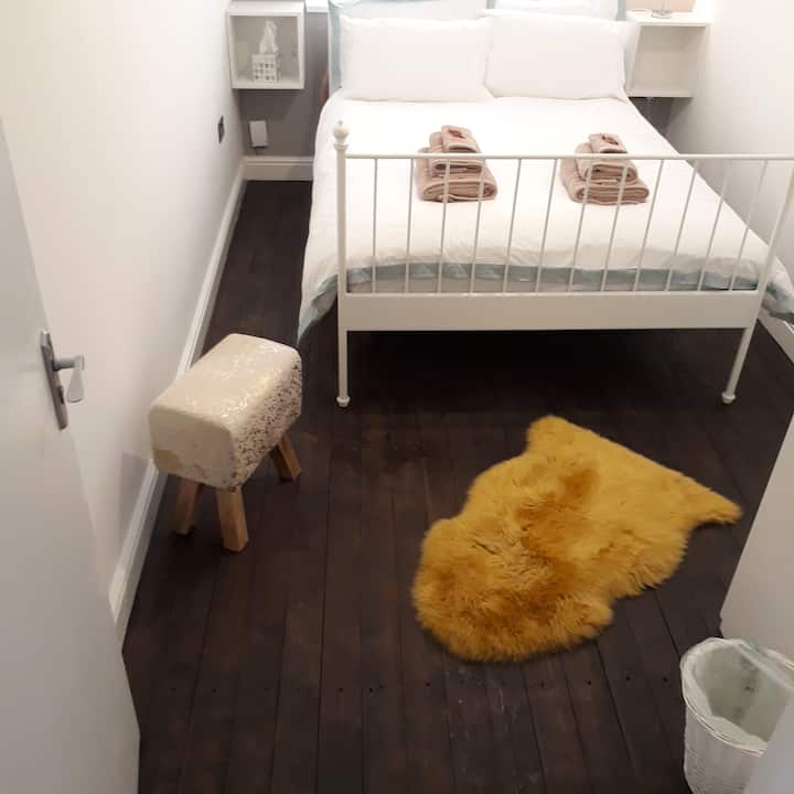 זה חדר שינה 3, יש לו:
- ארון בגדים מובנה באורך מלא
- מראה
דלה - מושב אחד
- רצפת עץ חשופה עתיקה
- מיטה זוגית עם מזרן בינוני
- שלושה שקעים כפולים כולל 1 עם USB. -- 2 יחידות מיטה צדדיות
- רדיאטור אחד
- אור
coving -side