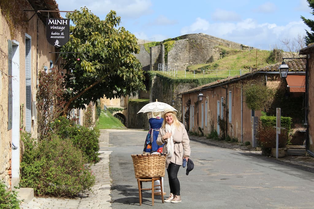 Shops and cottages (casernements) in the background