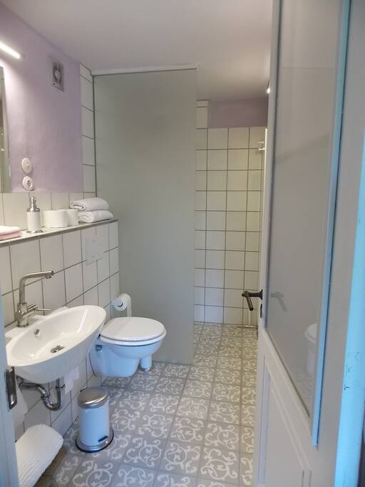 Bad mit bodenebener Dusche