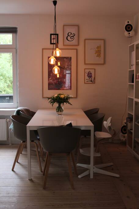 Spisehjørnet - der er mange flere stole i værkstedet på vej ud på terrassen. Gulvet tager let farve, så hvis man spilder vin må man godt lige vaske af i en fart ;)