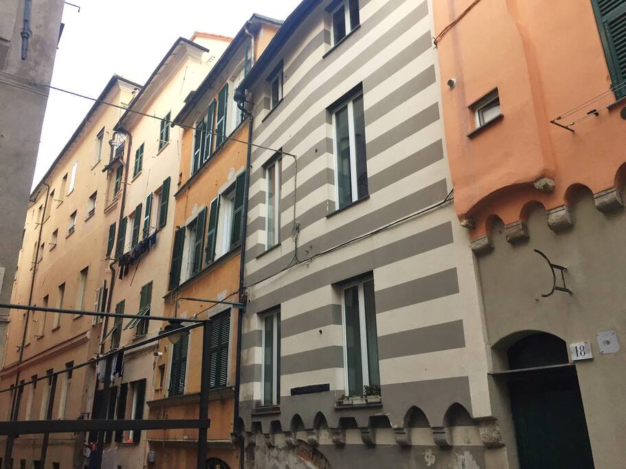 Il Palazzo a righe, tipicamente medievale