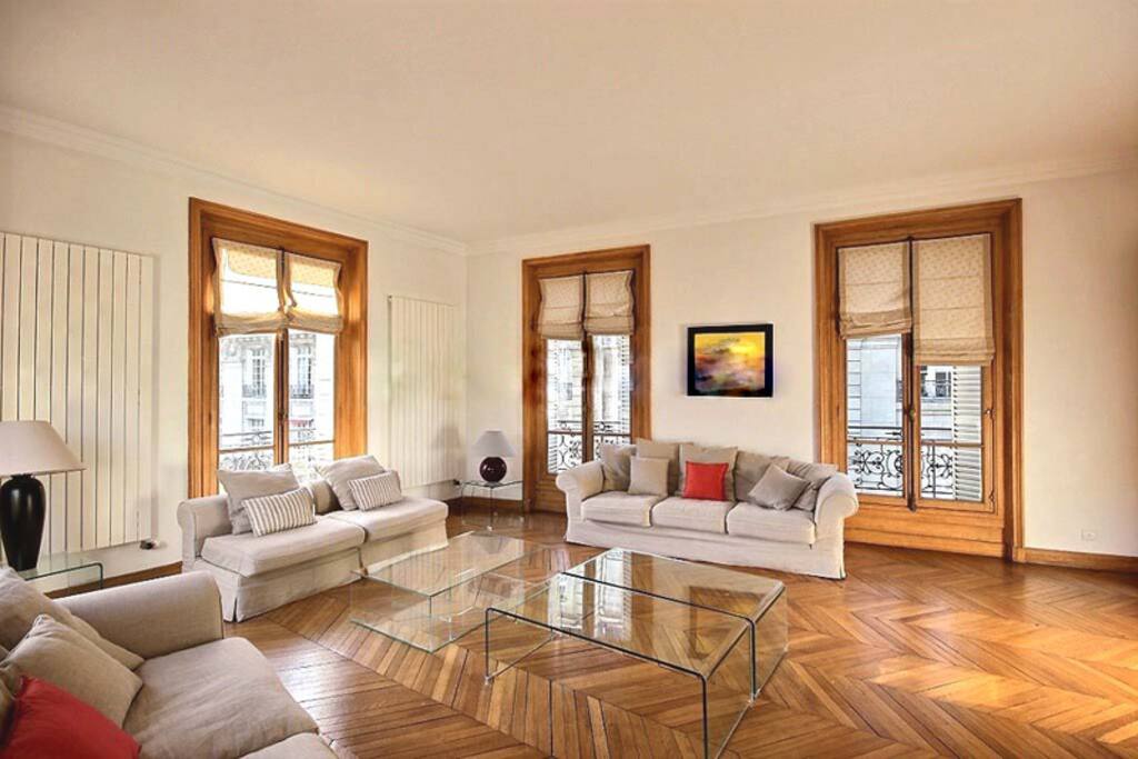 Living
The 40 square meters living room has 4 windows facing street . It is equipped with : sofa, double sofa bed, coffee table, TV, phone, 2 armchairs, decorative fireplace, hard wood floor.