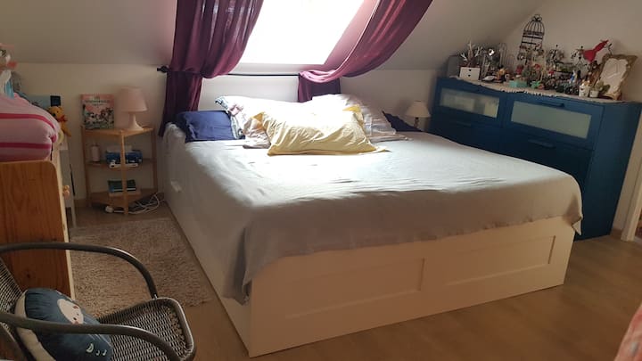 غرفة النوم التي تحتوي على سرير سوبر كينغ تم الحصول عليه في عام 2022. الأدراج الزرقاء متاحة لاستخدامك.