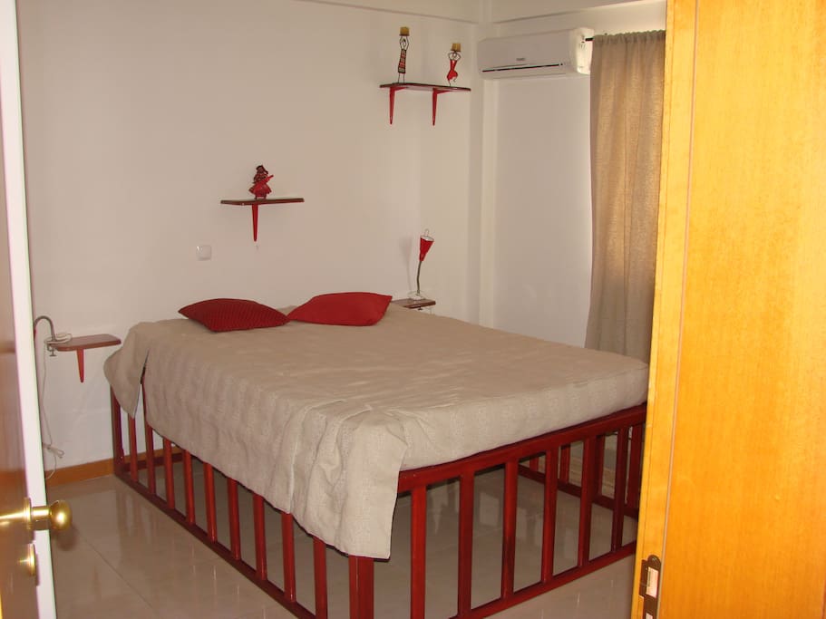 Chambre rouge au lit double et à la penderie intégrée