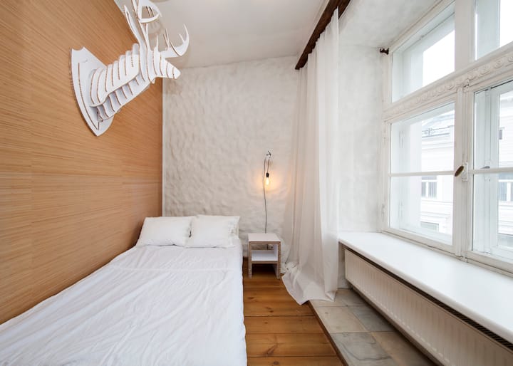 Guest-room with a queen sized bed.