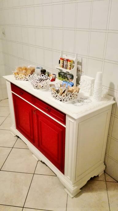 in cucina tutto ciò che serve per una buona colazione_in the kitchen all you need for a good breakfast