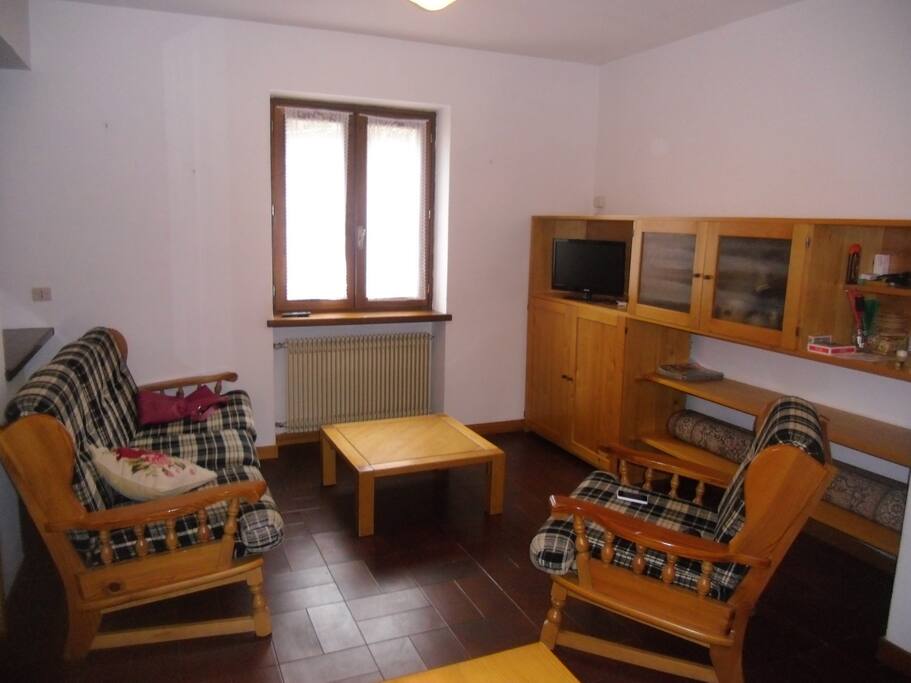 Soggiorno con divano, poltrona, tv