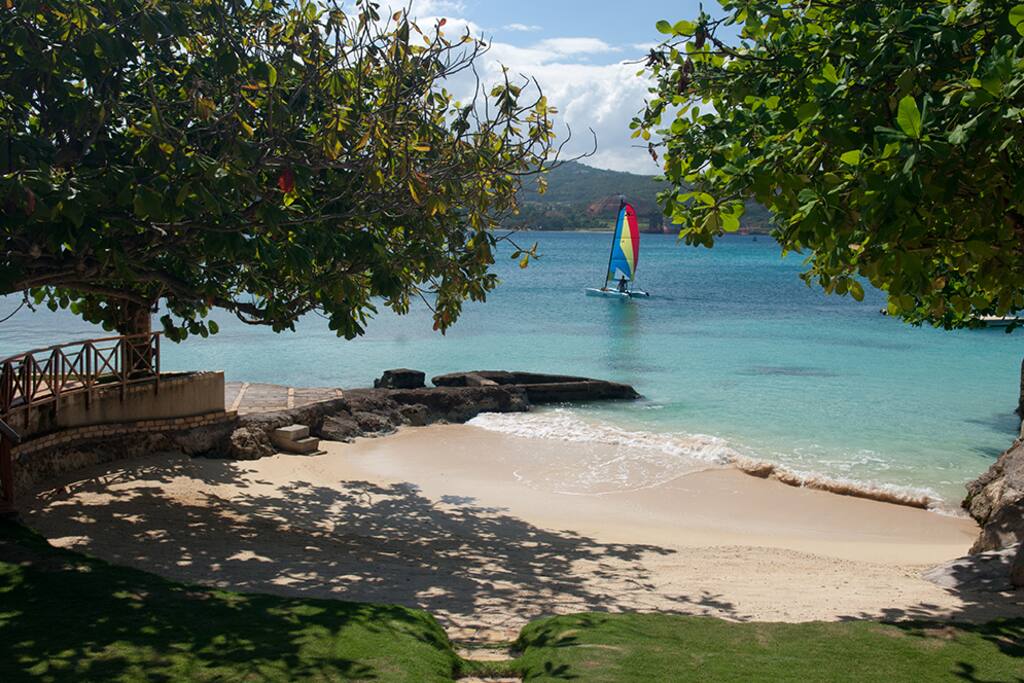 Beachfront villa on Discovery Bay