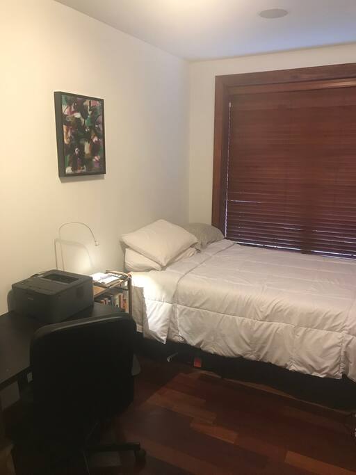 Bedroom with Full-size bed