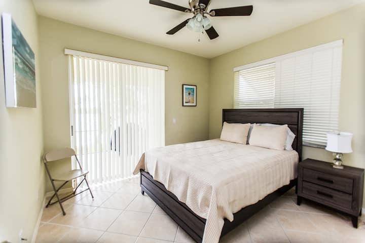 这是第二间卧室-有一扇滑动门可通往阳台-卫生间与第三间卧室共用