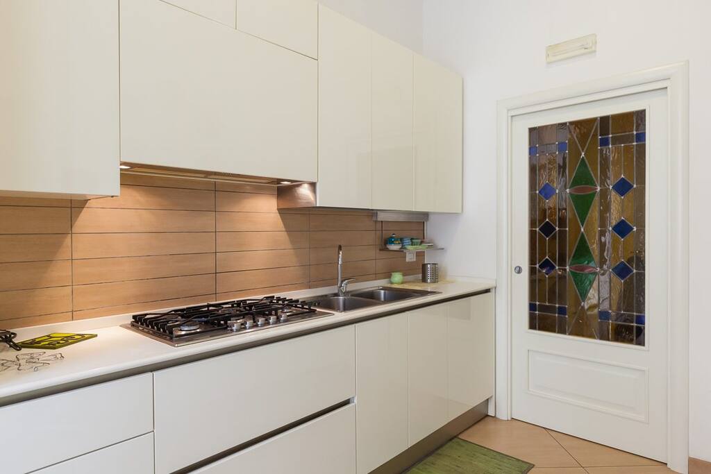 una bellissima cucina superattrezzata