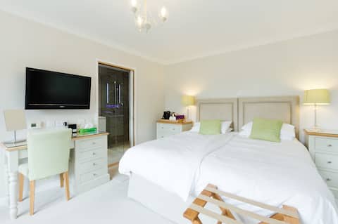 Popular Airbnb listing: Bedroom Annex with own entrance in Wokingham
