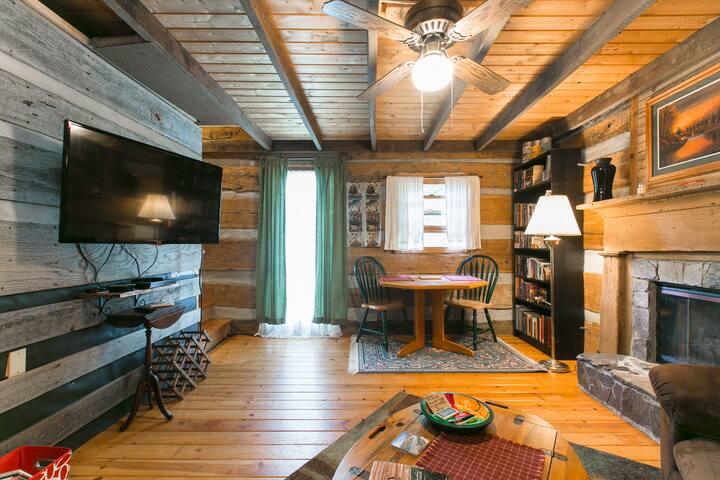 Semi Secluded City Cabin Guest Suites For Rent In Hendersonville
