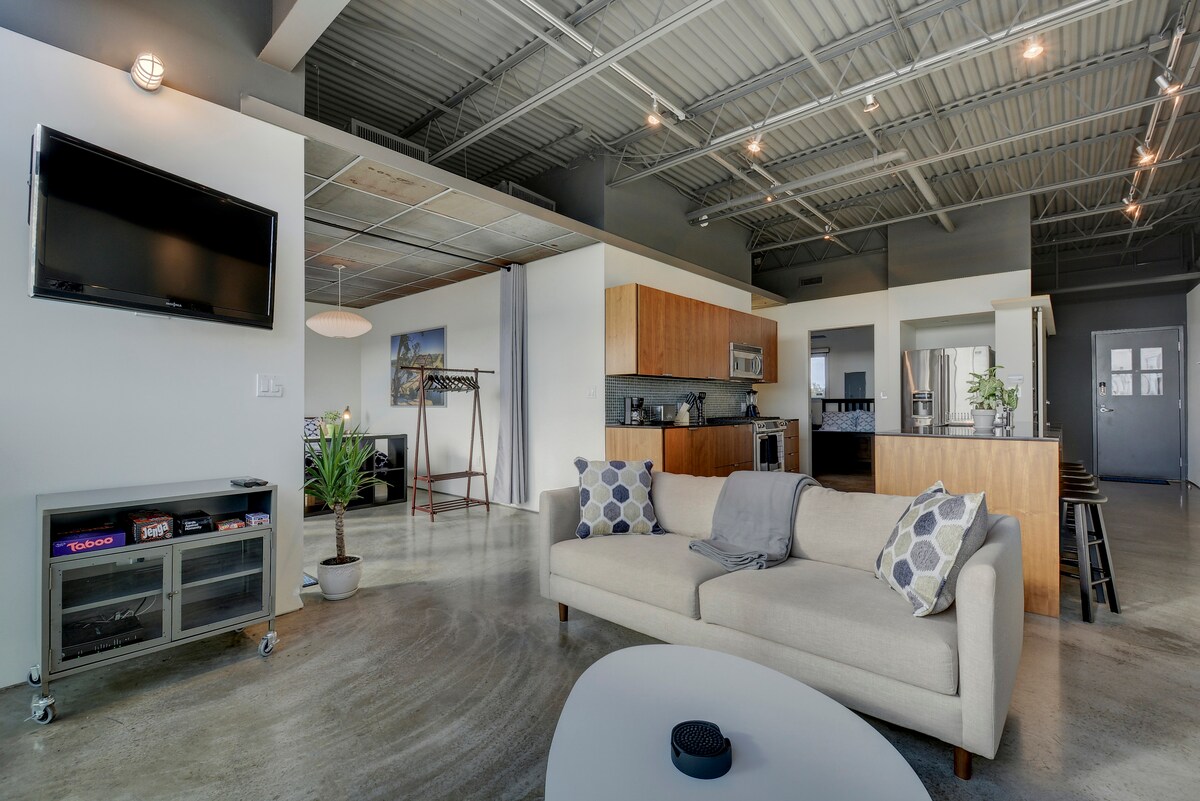 Stay on 6th Street | Walk to Convention Center