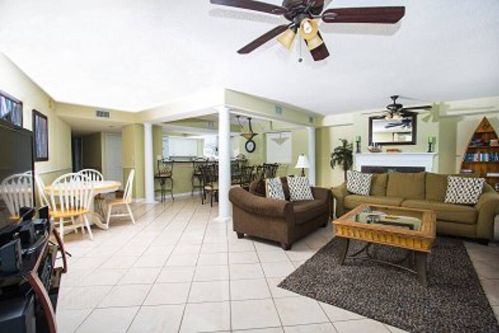 Couch,Furniture,Indoors,Room,Bench