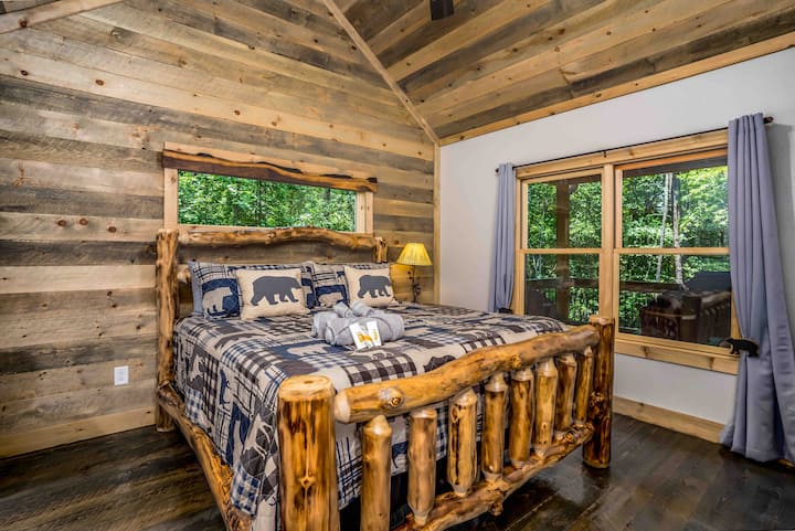 Spálňa pre hostí s manželskou posteľou King, zatemňovacími závesmi a zatemňovacími tienidlami. Každá spálňa má 43-palcový televízor Samsung Smart. Každá spálňa má tiež stropný ventilátor. 