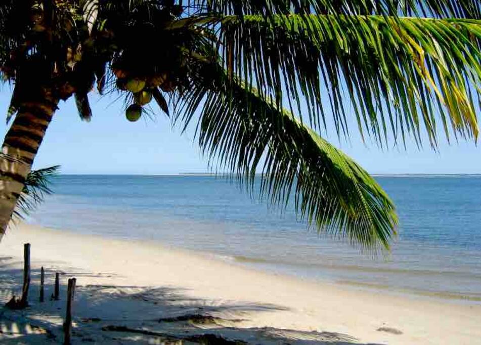 Praia: 2 minutos caminhando do portão da casa.
