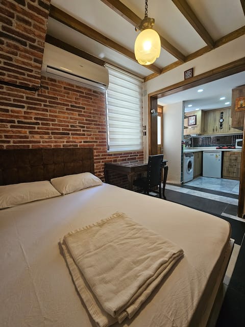 Central, Courtyard Apartment in a Historical Mansion