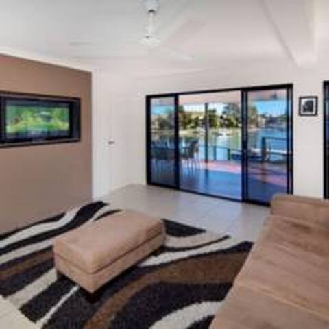 Waterfront Luxury – now available Jan- 4 night min gallery image 5