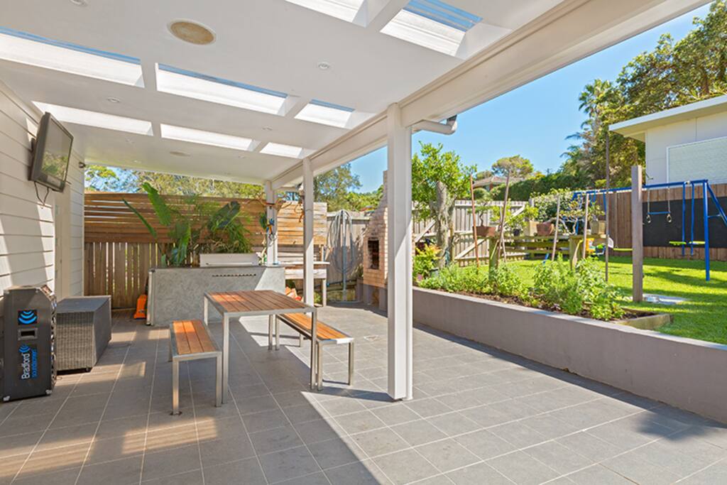 Backyard and outdoor living / BBQ Area
