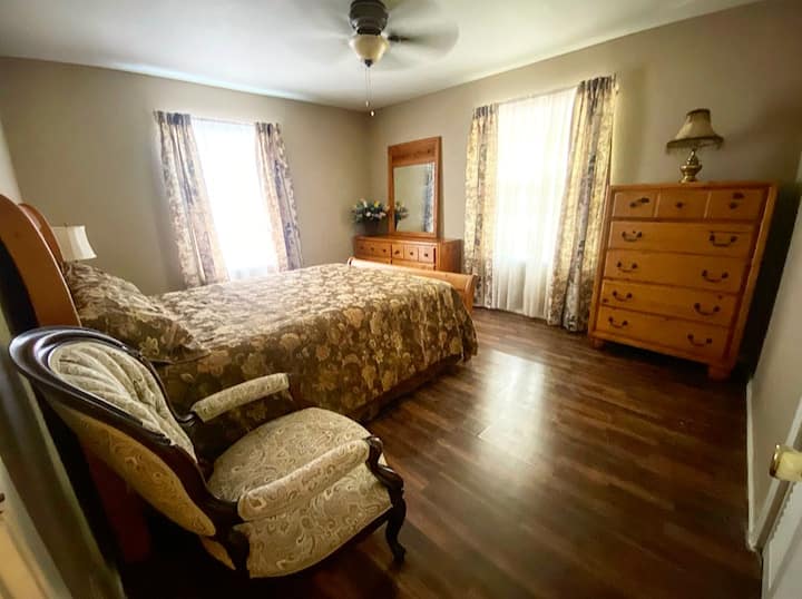 חדר שינה זוגי גדול ומרווח. ארון ומגירות. 