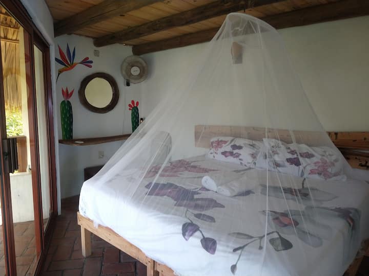 Главната спална соба има прекрасен и панорамски поглед на главната плажа зиполит.