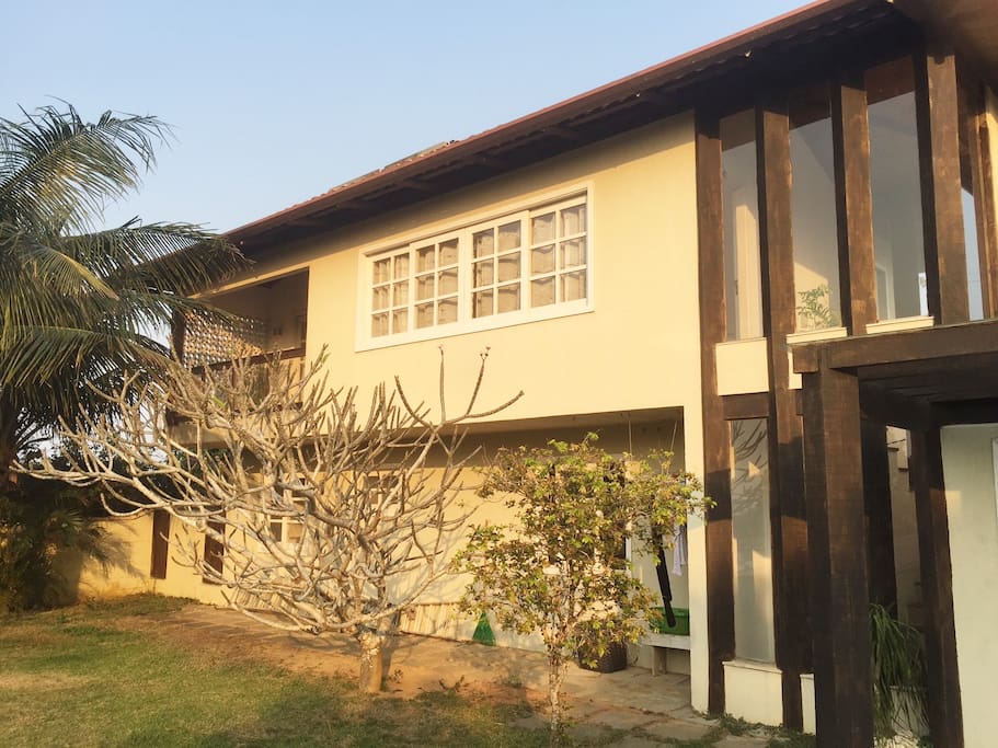 Vista externa da casa de hospedes, com seu acesso independente para a garagem e piscina.