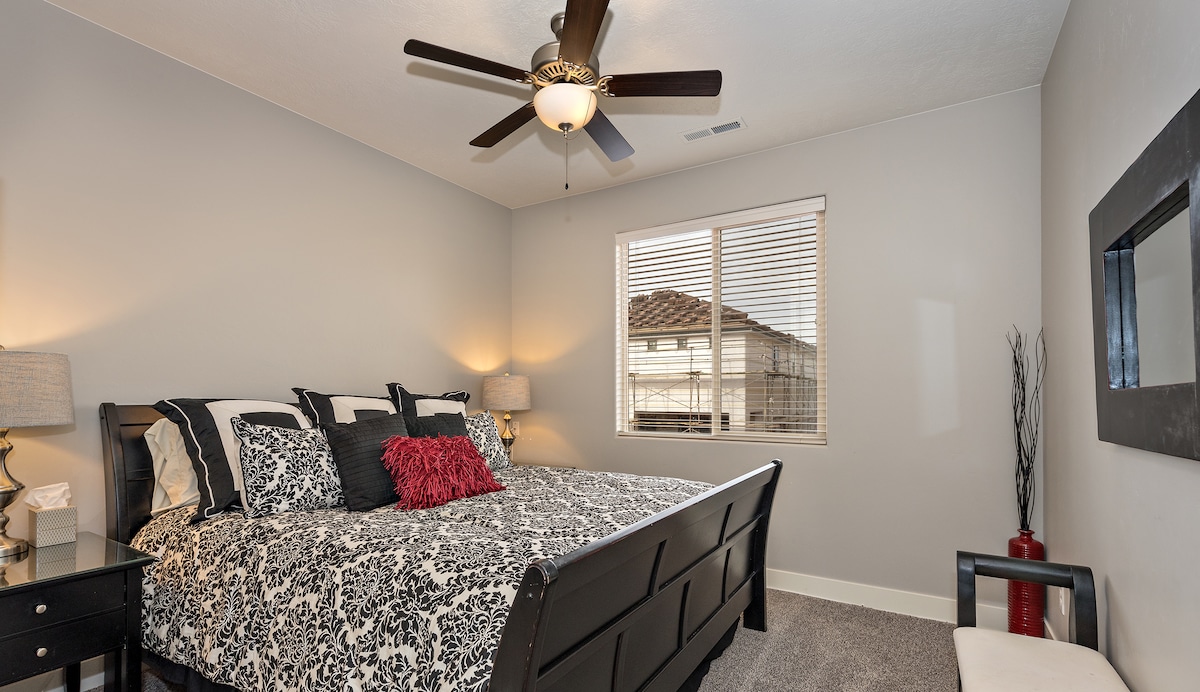 楼上卧室配有独立卫生间和步入式衣柜。  步入式衣柜足够大，可以放置一个随身游乐设施。  是的，我们在这个行政联排别墅里有一个随身游乐设施。