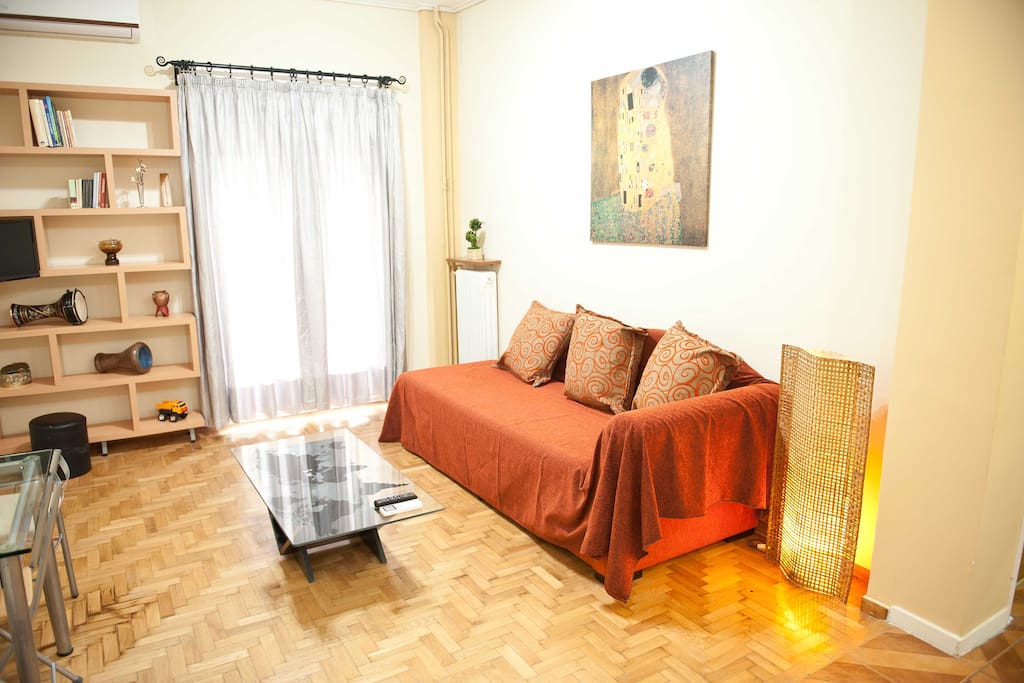 Living room with air conditioning,TV and wifi throughout the apartment.Καθιστικό με κλιματισμό,τηλεόραση και Wi-Fi σε όλο το διαμέρισμα.