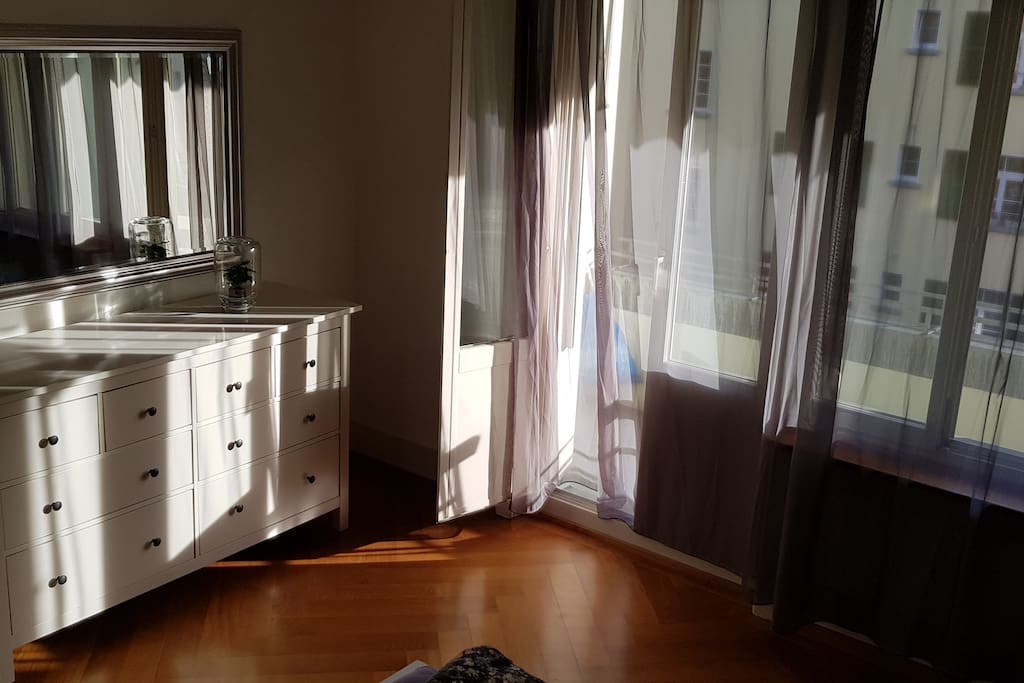 Schlafzimmer mit Balkon