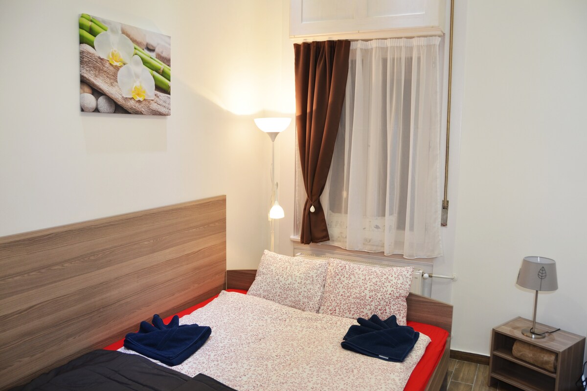 Dormitorio uno con cama matrimonial