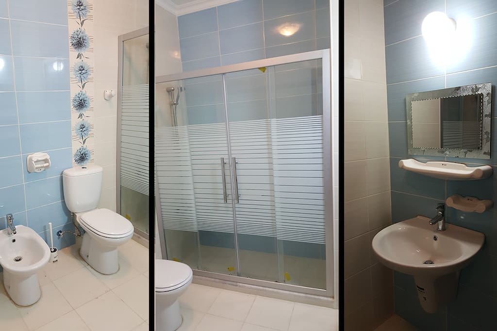 Main bathroom with shower