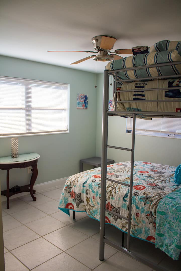 標準雙人牀，上面有雙人牀