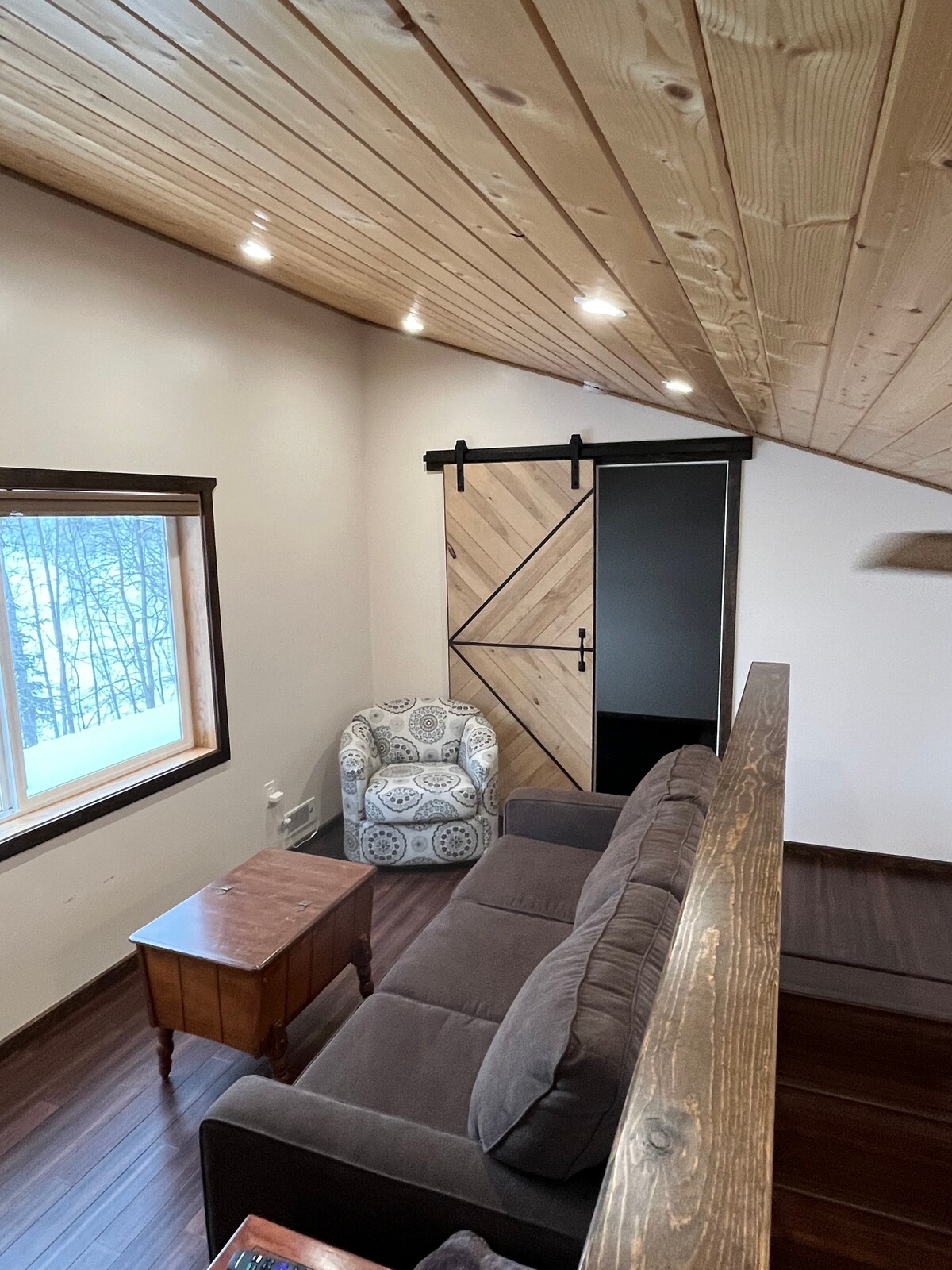 Sofá cama extraíble en la planta superior ubicado justo enfrente de la ventana de seis pies.  Realmente no hay nada mejor si quieres relajarte y relajarte.   