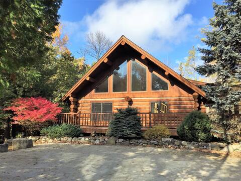 Green Apple Lodge (w/hot tub & hi-speed wifi!)