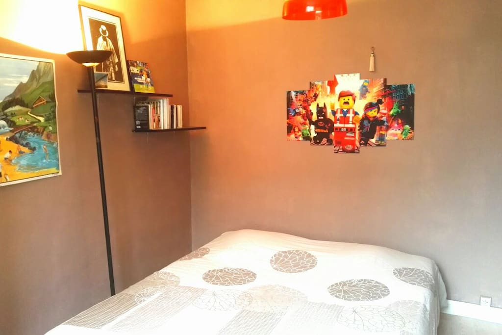 Une chambre avec lit en 160 et bureau