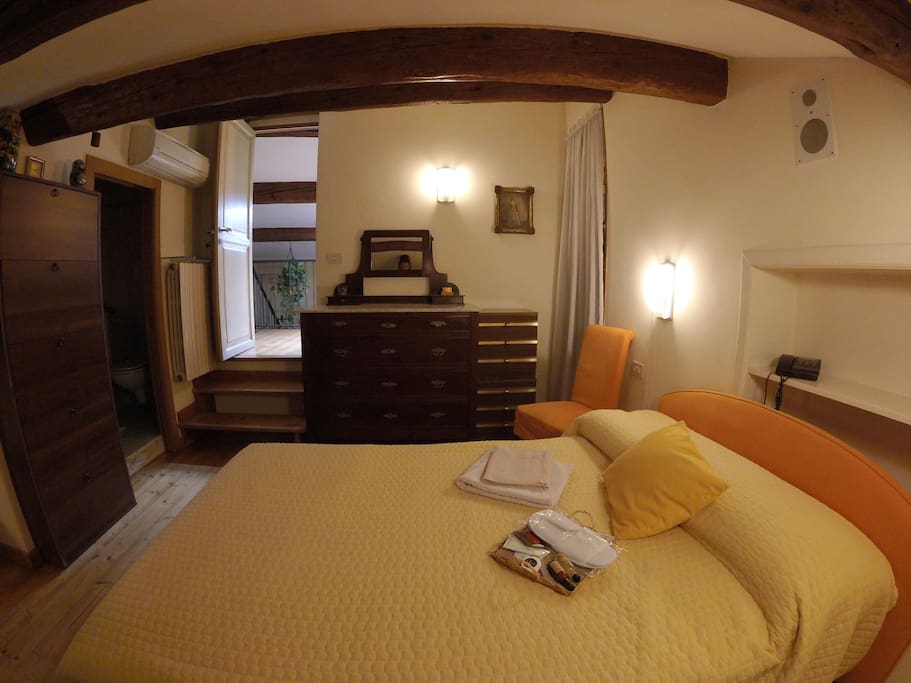 Bedroom with air conditioning (camera da letto con aria condizionata)