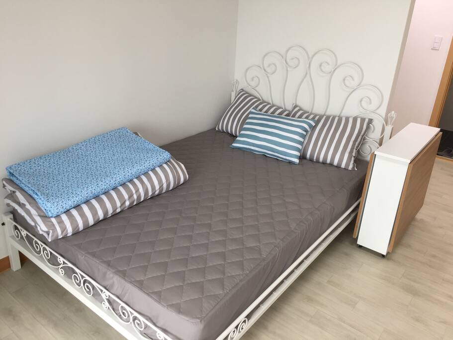 더블침대입니다. Double bed.침대커버, 베게커버, 이불은 손님이 바뀔때마다 새걸로 교체합니다. 깨끗해요~ Clean~~