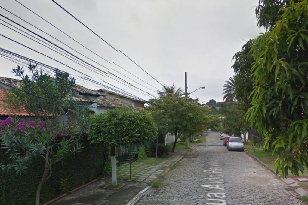 Rua calma e tranquila